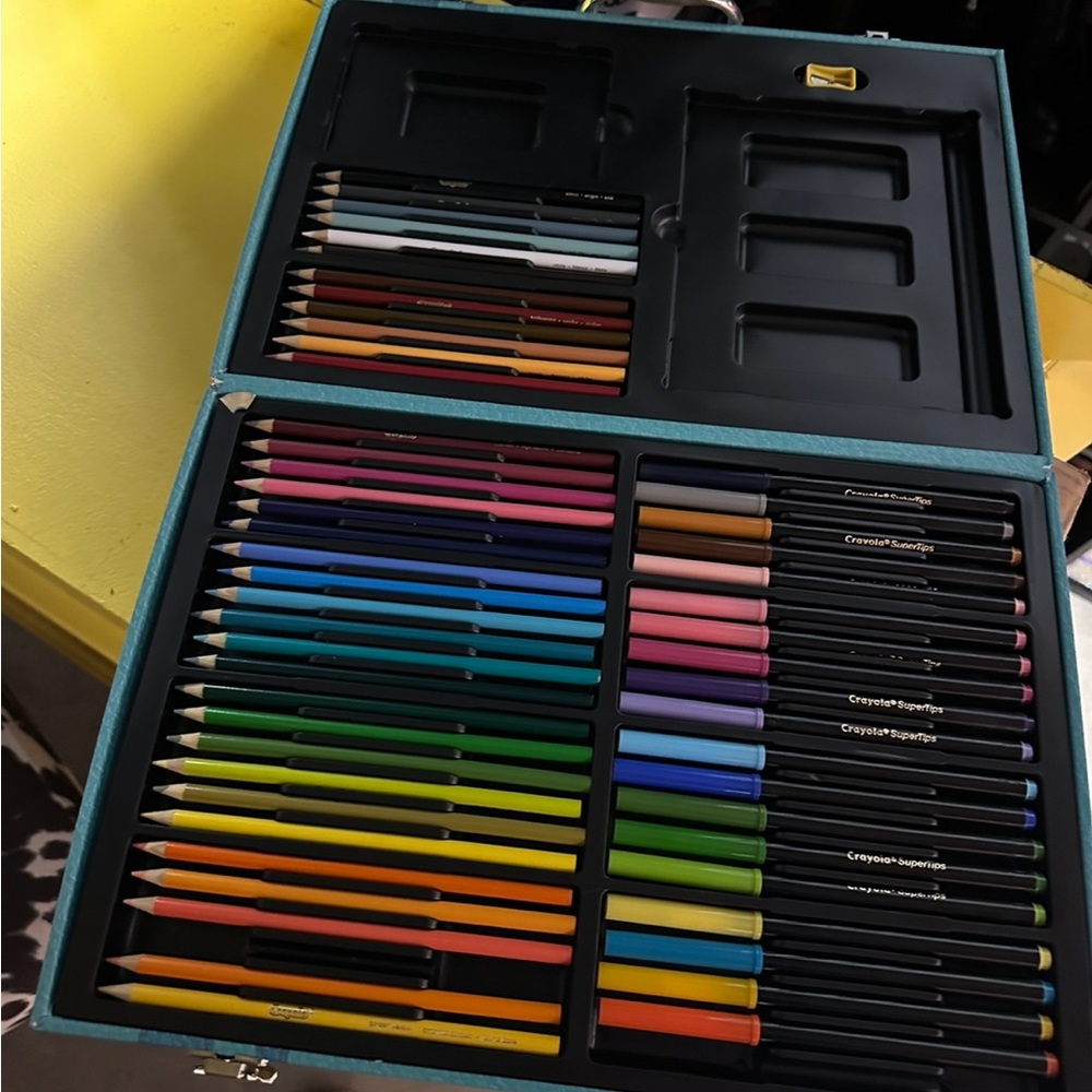 Crayola coloring set - Picture 2 of 7